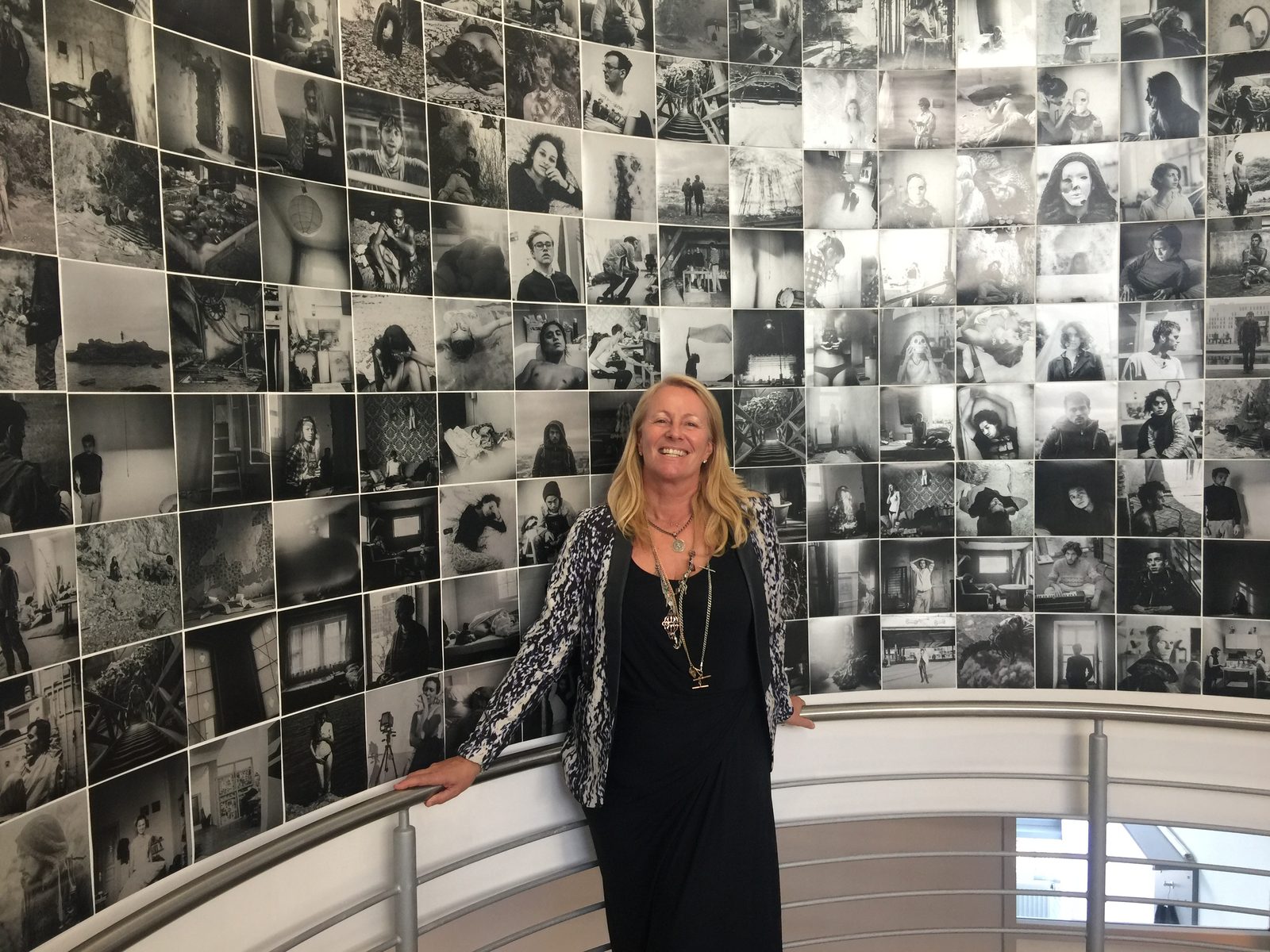 Tanja Quadflieg vor der Arbeit Une collecte von Arina Essipowitsch, einer Wand aus hunderten Schwarz-Weiß-Fotografien