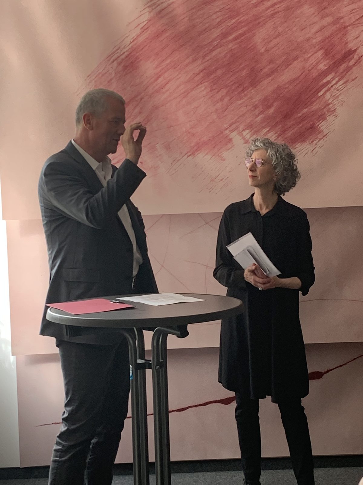 Jürgen Margraf und Lindy Annis bei der Verleihung des FBZ art award 2019 vor einer großformatigen Arbeit
