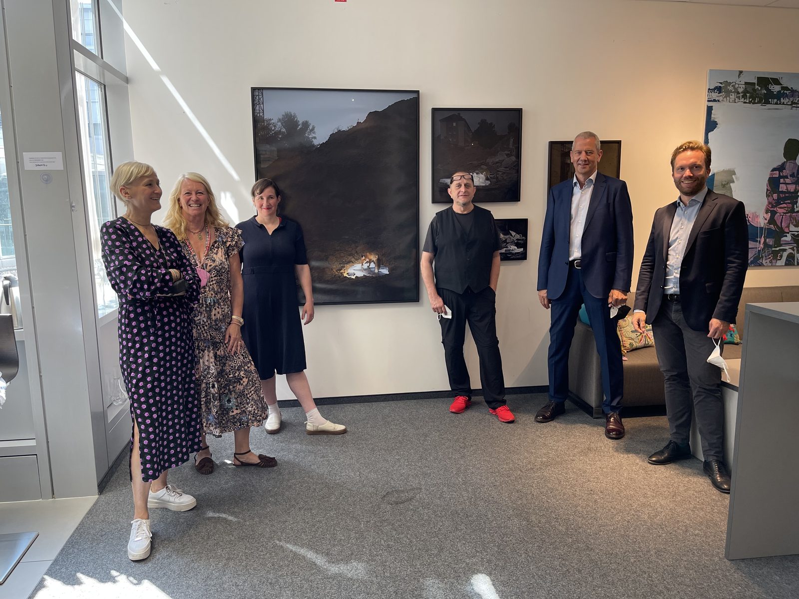 Sechs Personen bei der Verleihung des FBZ art award 2021 vor den Arbeiten der Shortlist