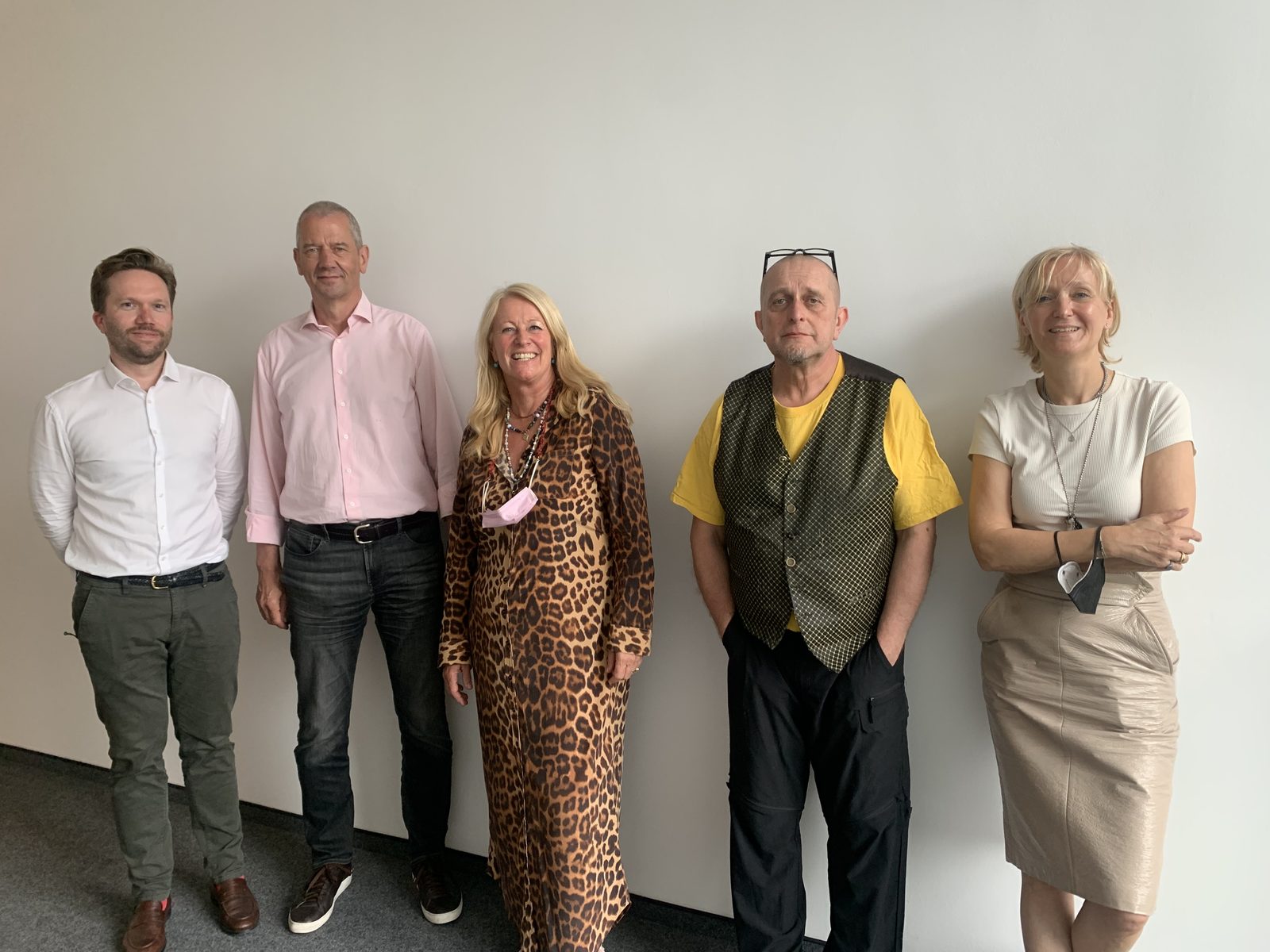 Fünf Personen bei der Verleihung des FBZ art award 2022