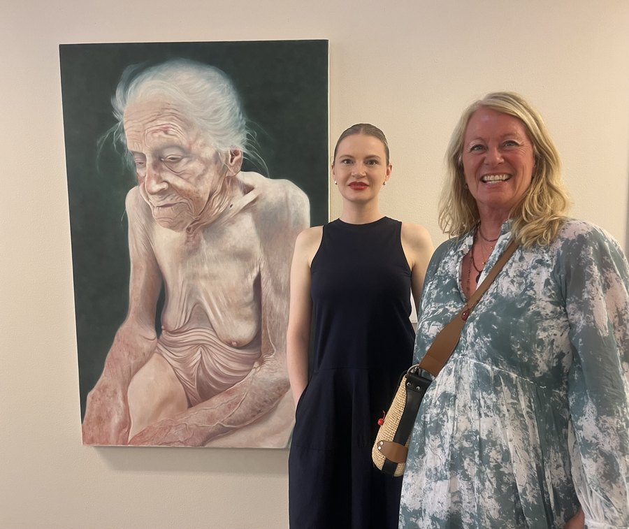 Annemarie Faupel und Tanja Quadflieg vor dem ausgezeichneten Porträt bei der Verleihung des FBZ art award 2026