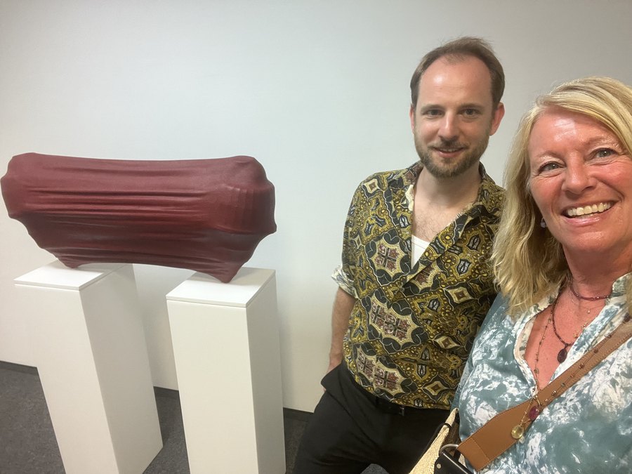 Andreas Jonak und Tanja Quadflieg neben der ausgezeichneten Skulptur bei der Verleihung des FBZ art award 2026