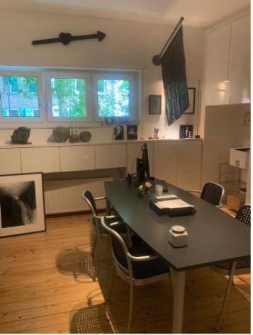 Die neuen Räume der Stiftung mit Arbeiten aus der Sammlung an den Wänden und auf einem Sideboard