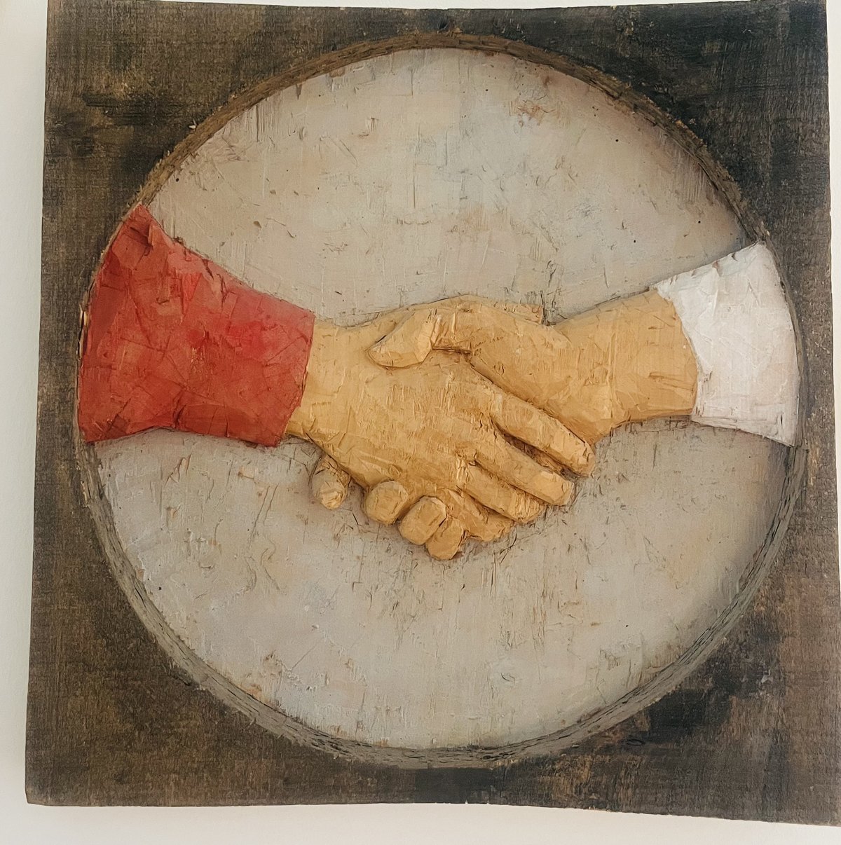 Stephan Balkenhol, ohne Titel, 1990: Holzrelief mit zwei Händen im Handschlag, ein Ärmel rot, einer weiß
