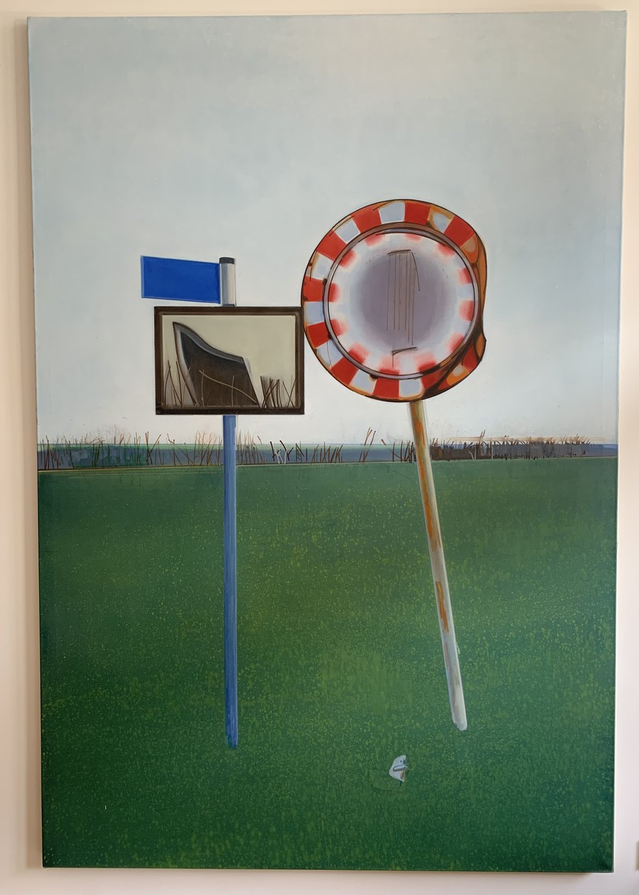 Thoralf Knobloch, Zwei Spiegel, 2008: eine rot-weiße Signalscheibe und ein gerahmtes Bildschild auf Stangen vor grüner Wiese und hellem Himmel