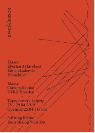 Orangerotes Plakat der Ausstellung zweiklassen im Tapetenwerk Leipzig